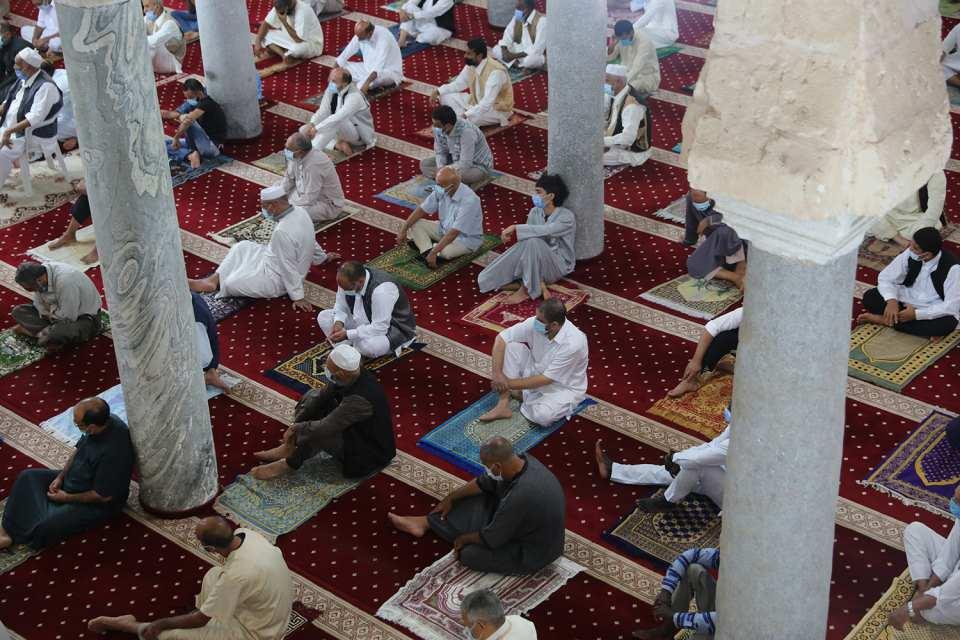 <p>Kararda, cemaatle ibadetin kalıcılığını koruyacak tüm tedbirlere uyulması tavsiye edilirken, alınması gereken önlemlere dair cami yönetimlerine bir dizi talimat içeren bir program gönderilmişti.</p>
