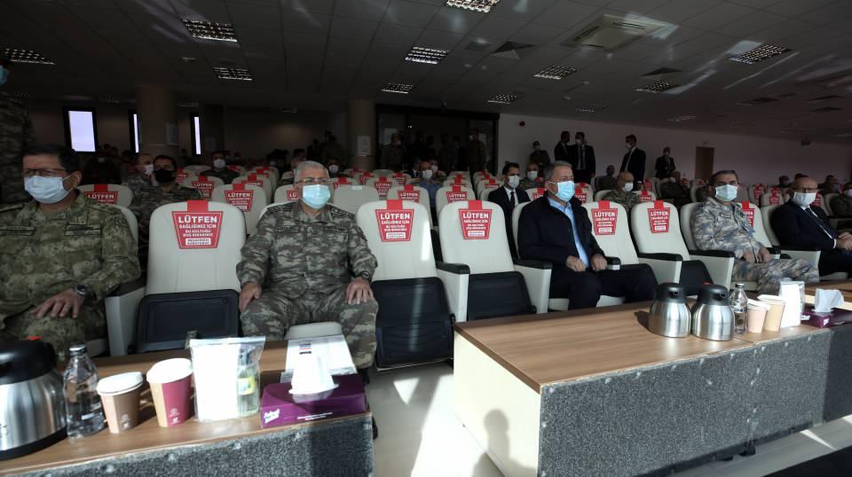 <p><strong>'KOMŞULARIMIZI DİYALOĞA DAVET EDİYORUZ'</strong></p>
<p>Türkiye'ye 1950 metre, Yunanistan'a ise 580 kilometre mesafede olan 10 kilometrekarelik Meis Adası'nın 40 bin kilometrekarelik deniz yetki alanının olamayacağını, bunun kabul edilemeyeceğini belirten Akar, şöyle konuştu:</p>