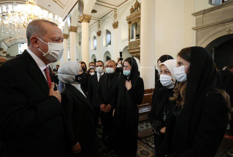 <p>Markar Esayan için Kumkapı Meryem Ana Patriklik Kilisesi'nde düzenlenen dini törenin ardından açıklamada bulunan AK Parti Genel Başkanvekili Numan Kurtulmuş, sözlerine baş sağlığı dileyerek başladı. </p>

<p> </p>

<p> </p>
