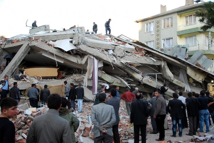 <p>604 kişinin ölümüne, binlerce binanın ağır hasar görmesine neden olan depremde yaralananlar ve yakınlarını kaybedenler, o gün yaşadıklarını AA muhabirine anlattı. </p>

<p> </p>
