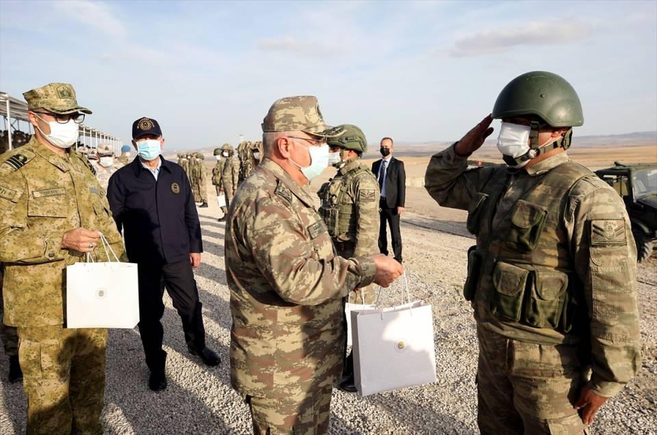 <p>Mehmetçik, 'girilemez' denilen yerlere girdi, girmeye devam ediyor. En son teröristi de etkisiz hale getirerek 40 yılı aşkın süredir milletimizin başına musallattan olan bu terör belasından inşallah ülkemizi kurtaracağız" dedi.</p>