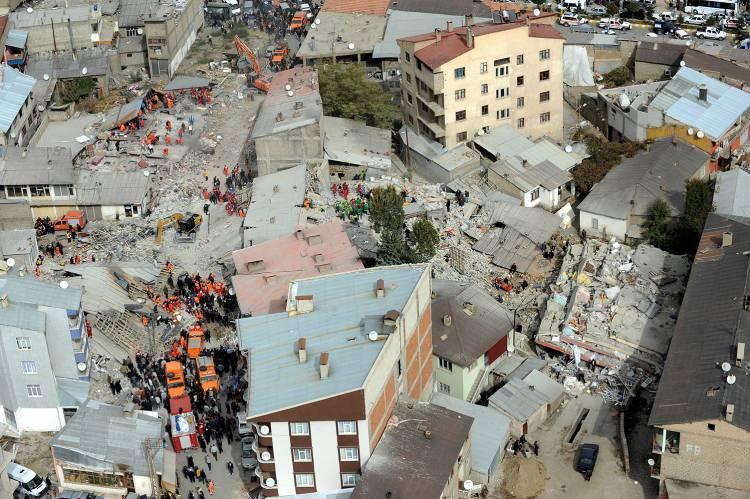 <p>Van'ın Erciş ilçesinde 9 yıl önce meydana gelen 7,2 büyüklüğündeki depremde enkazdan sağ kurtulanlar, yakınlarını kaybetmenin üzüntüsünü hala yüreklerinde hissediyor. </p>
