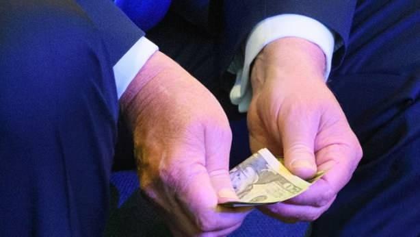 <p>Trump'ın elinde tuttuğu parayı kendisine getirilen bağış kovasına attığı anlar da kameralara yansıdı.</p>
<p> </p>