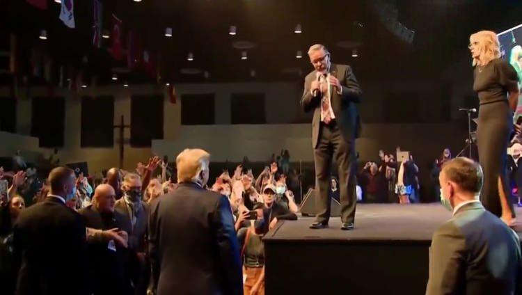 <p>"BAŞKANIMIZI ONURLANDIRIYORUM ÇÜNKÜ..." - Pastor Marc Goulet, ayinin siyasi olmadığını savunarak, "İncil, şeref verilecek kişiye şeref ver diyor. Şu anda Başkanımızı onurlandırıyorum çünkü o doğru olanı yaptı" diye ekledi.</p>
<p> </p>