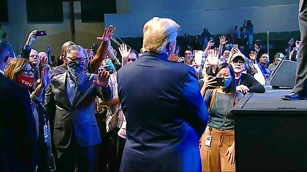 <p>ABD Başkanı Donald Trump, 2 haftadan az zaman kalan 3 Kasım seçimlerini kazanması için bir evanjelik kilisede kutsandı.</p>
