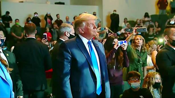 <p>AYİNDE CEMAATE SESLENDİ - Ayinin ardından, cemaate seslenen Trump "Birçok kiliseye gidiyorum ve kiliselere gitmeyi seviyorum. Yüzde 100 sizinleyiz. Size dışarı çıksanız iyi olur diyoruz, çünkü diğer tarafta bizimle aynı fikirde olmayan bir grubumuz var. Haklı olan biziz" dedi.</p>
