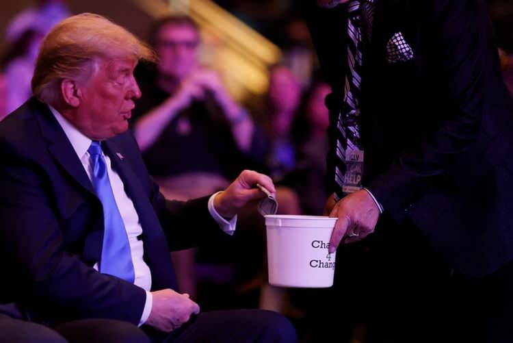 <p>ABD Başkanı Trump'ın bağış kovasını beklerken cebinden çıkardığı para destesini elinde beklettiği görüldü.</p>
<p> </p>