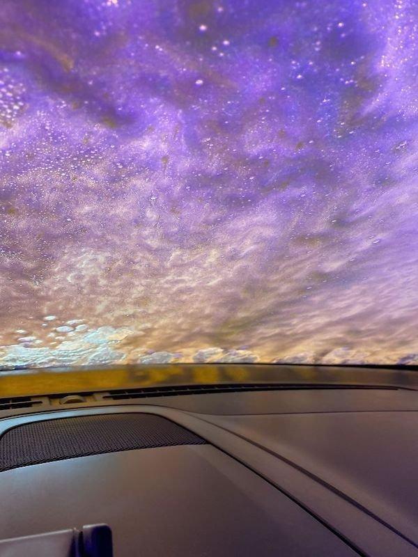 <p>Muhteşem bir günbatımı manzarası mı sandınız? Tabi ki değil. Araba yıkanırken köpükler altında çekilen bir fotoğraf.</p>
