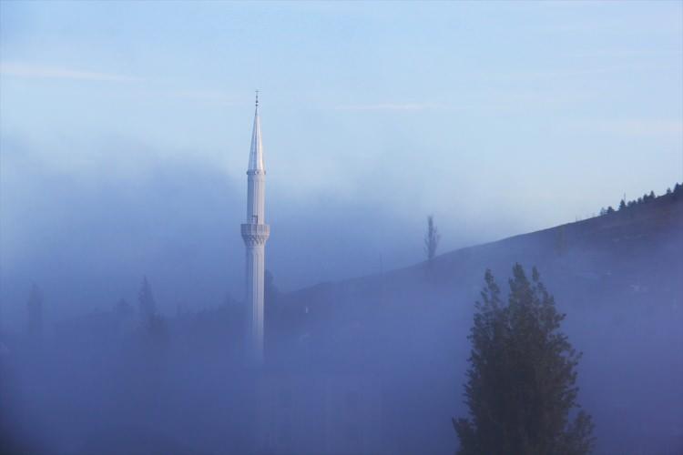 <p>Sivas'ın Hafik ilçesinde etkili olan sis güzel görüntüler oluşturdu. </p>
