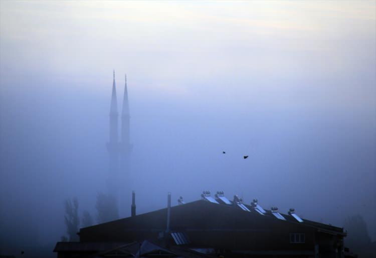 <p>Sivas'ın Hafik ilçesinde etkili olan sis güzel görüntüler oluşturdu. </p>
