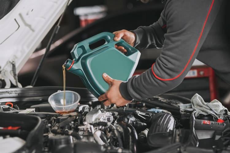 <p><strong>MOTOR YAĞI</strong></p>
<p>Hava sıcaklıkları düşmeden önce kontrol edilmesi gereken bir diğer nokta ise motor yağıdır. Kış aylarından önce motor yağı seviyesinin kontrol edilmesi ve eksikse tamamlanması gerekir.</p>