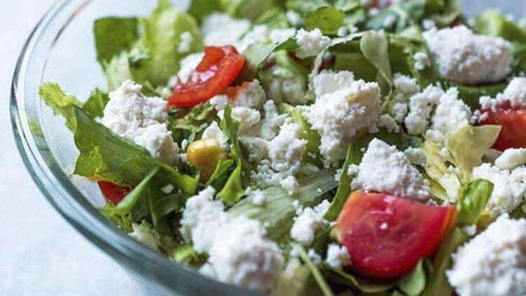 <p><span style="color:#800080"><strong>ÇÖKELEK SALATASI</strong></span></p>
<p>Hatay'ın çok sevilen çökelek peyniri, restoranlarda sıklıkla çoban salatasıyla birlikte sunuluyor.</p>