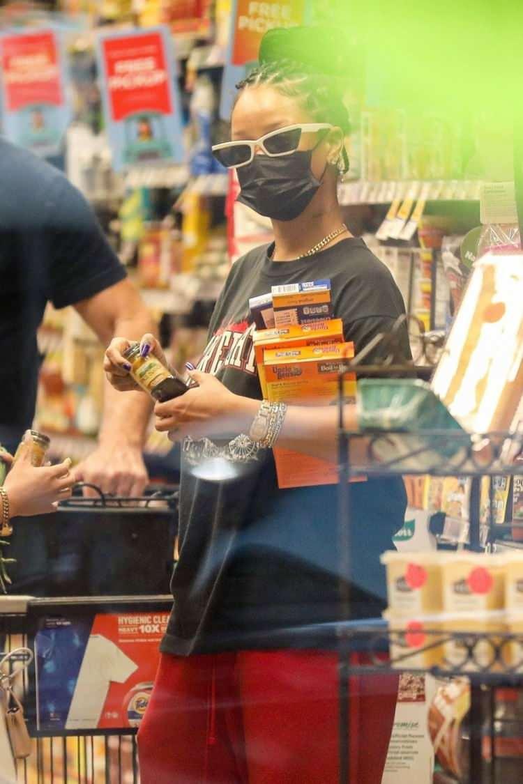 <p>Beverly Hills'te bir markette objektiflere takılan Rihanna, kuzak dolusu makarna, pirinç ve makarna sosu aldı.</p>