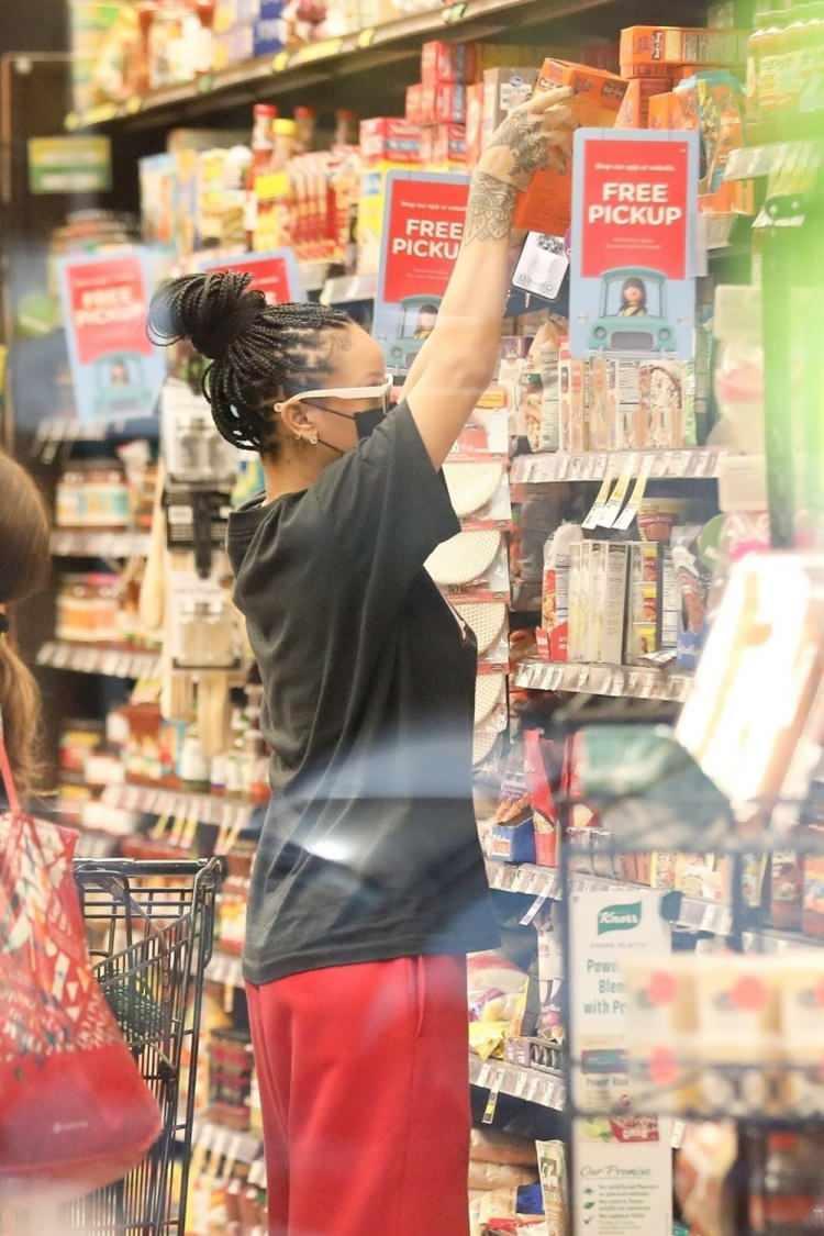 <p>Rihanna'nın alışveriş seçimi, "Karbonhidrat krizne girmiş" yorumlarına neden oldu.</p>