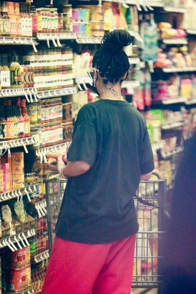 <p>İşte Rihanna'nın market alışverişinden yansıyanlar...</p>