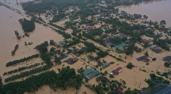 <p>Vietnam Haber Ajansı'nın (VNA) bildirdiğine göre, uzun süredir devam eden sağanak yağışların yol açtığı heyelan, Vietnam'ın merkezindeki Quang Tri bölgesinde en az 14 askeri personelin hayatını kaybetmesine neden oldu. </p>

