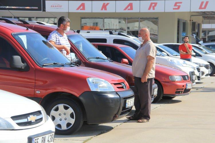 <p>Son yılların en yüksek ikinci el araç piyasasında fiyatlar gerileme eğilimi göstermezken, alıcılar bakmakla yetiniyor. </p>
