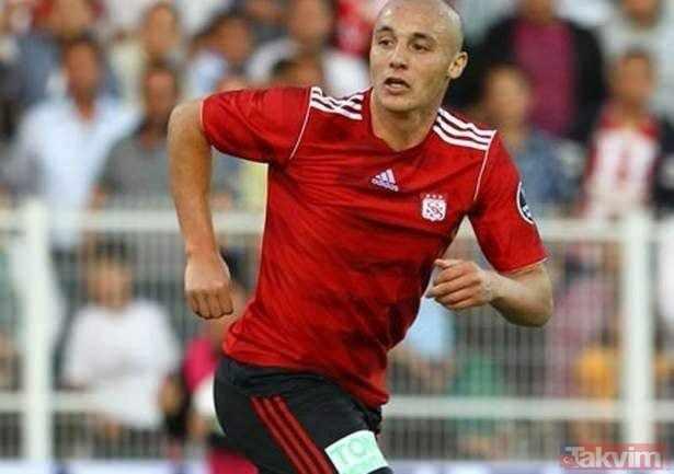 <p><strong>AATIF CHAHECHOUHE</strong></p>

<p>"Soyadımı doğru yazabilmek için yıllarca uğraştım. Ne anlama geldiğini de hâlâ bilmiyorum."</p>
