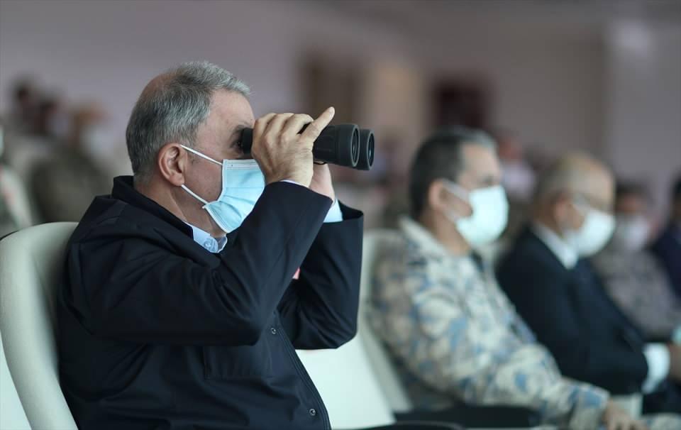 <p>Başta FETÖ olmak üzere PKK/YPG, DEAŞ ve benzeri terör örgütleri ile her türlü tehdit ve tehlikeye karşı mücadele ettiklerini dile getiren Akar, "İster Irak'ın ister Suriye'nin kuzeyinde nerede terörist, terör ini varsa, bu inlere girildi, bu inler teröristlerin başlarına yıkıldı, yıkılmaya devam ediyor. </p>
<p> </p>