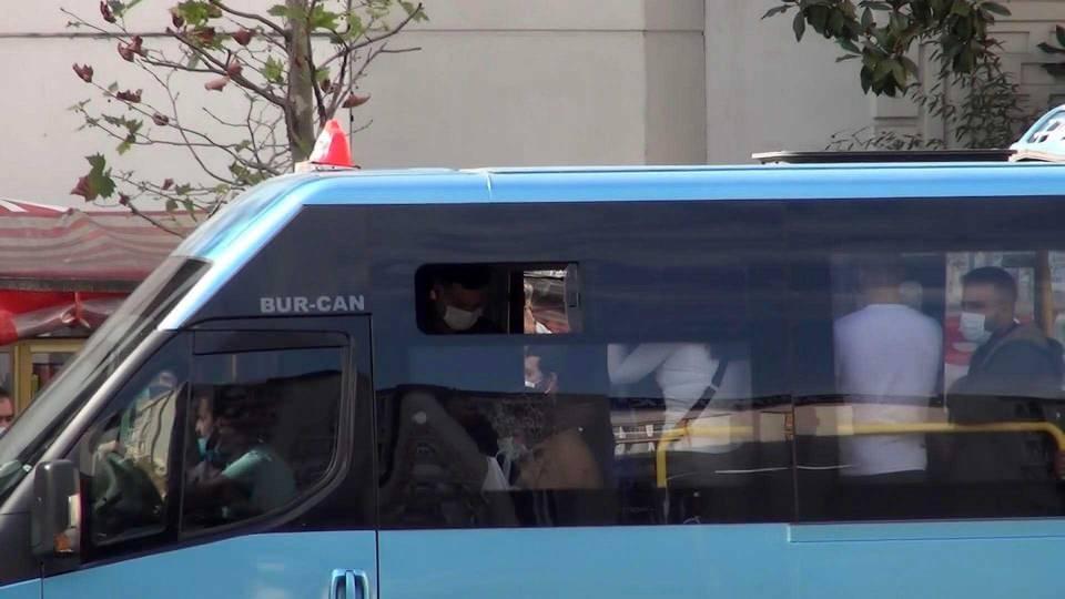 <p>İstanbul’da artan vak'a sayıları ve tüm uyarılara rağmen toplu taşımalarda manzara yine değişmedi. Esenyurt’ta minibüsler tıklım tıklım yolcu taşırken, buna bide maske takmayan minibüs şoförleri de eklendi. Vatandaşların “Koronabüs” diye adlandırdığı minibüsler virüse davetiye çıkardı.</p>
