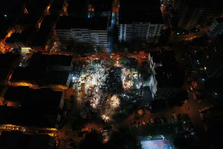 <p>İzmir'de meydana gelen ve 20 vatandaşın hayatını kaybettiği depremde arama kurtarma çalışmaları devam ederken çalışmalarda zaman zaman oluşturulan sessizlikle şehir adeta umut sessizliğine bürünüyor. Oluşturulan sessiz ortamda enkaz altından gelebilecek bir umut çığlığı bekleniyor.</p>
