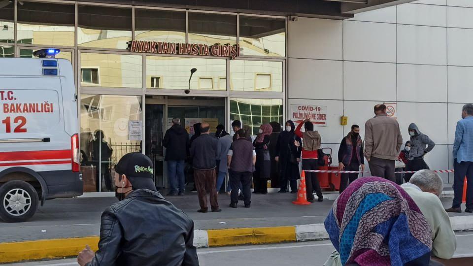 <p>Güney Marmara'nın Covid 19 merkezi kabul edilen Bursa Şehir Hastanesi ile özellikle Yıldırım ile Kestel ve Gürsu ilçelerinin yoğunluğunu kaldıran Yüksek İhtisas Eğitim Araştırma Hastanesi ile kent merkezindeki Çekirge Devlet Hastanesi'ndeki yoğunluk tehlikenin boyutunu gözler önüne serdi.</p>