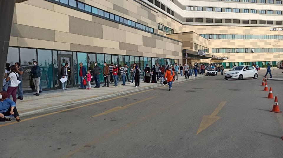 <p>Korona virüs ile mücadeledeki en büyük silahın maske, mesafe ve hijyen kurallarına uymak olduğunu belirten Bakan Koca, Bursa'daki mücadelenin sadece Bursa'yı değil tüm Türkiye'yi yakından ilgilendirdiğini duyurmuştu.</p>
<p> </p>