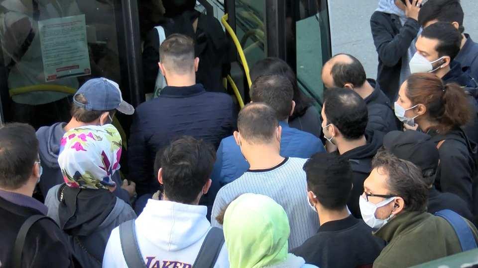 <p>İstanbul'da sabah işe gidiş saatlerinde toplu taşıma araçları ve duraklarında yoğunluk yaşandı. </p>
<p> </p>