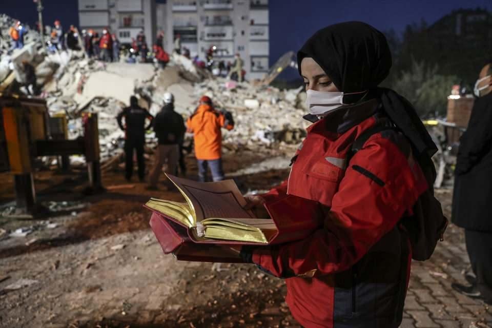 <p>Merkez üssü Ege Denizi'nin Seferihisar açıkları olan 6,6 büyüklüğündeki depremin ardından Bayraklı ilçesi 283/15 sokakta yıkılan bir binada arama kurtarma çalışmaları gecenin ilerleyen saatlerinde de devam etti. Kızılay'ın arama kurtarma gönüllüsü Betül Dökenel, enkazın içinde bulduğu Kuran-ı Kerimi enkazdan çıkararak polise teslim etti.</p>

<p> </p>
