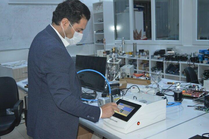 <p>"Şu anda bu cihazın farklı modelleri elimizde mevcut olup, bunları Türkiye'de ve yurt dışında farklı üniversitelere pazarlamaktayız. Organik bir malzeme ile bir aygıt yapmak istiyorsanız kesinlikle bu cihaza ihtiyacınız var. Bu cihazı yurt dışından satın almaya çalışırsanız şu anda yaklaşık maliyeti 50-60 bin TL. Biz bunu Türkiye'de sattığımızda 3’te birine, 2,5’ta birine veriyoruz ama yurt dışına satarken kesinlikle aynı fiyattan satıyoruz."</p>