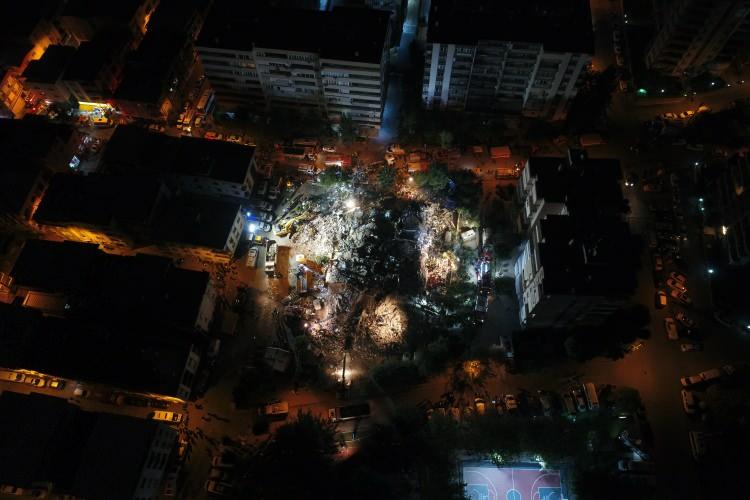 <p>İzmir'in Seferihisar ilçesinde meydana gelen 6.6'lık deprem İzmir ve çevresindeki illerde hissedildi. Şu ana kadar 20 vatandaşın hayatını kaybettiği ve 700'ün üzerinde vatandaşın da yaralandığı depremde 17 bina yıkıldı. Depremin üzerinden geçen 10 saatte 4 binada arama kurtarma çalışmaları tamamlandı. Çalışmaların devam ettiği ve yıkımın büyük olduğu apartmanlardan biri de Bayraklı ilçesi Mansuroğlu Mahallesi'nde bulunan Emrah Apartmanı oldu.<br />
 </p>
