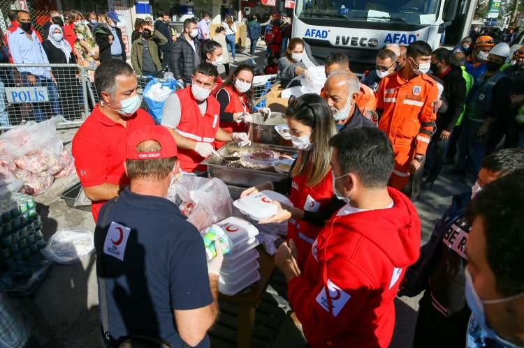<div>İzmir'de dün meydana gelen depremin ardından Türk Kızılay tarafından bölgeye gönderilen 17 mobil ikram aracından vatandaşlara kesintisiz çay, kahve, çorba ve kek servisi yapılıyor.</div>

<div> </div>

<div> </div>
