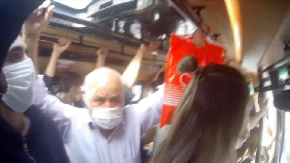 <p>Okula gitmek için zorunluluktan minibüse binmek zorunda kalan bir kız çocuğu ise, “ Minibüsler tıklım tıklım dolu. Bindiğim minibüste şoförde maske yoktu insanlar 2-3 kez uyardı ancak umursamadı. Sadece bir minibüs şoförü değil hepsi böyle yapıyor. Her gün okula geliyorum ve minibüs kullanmak zorundayım. Her gün bu çileyi çekiyorum maalesef. Bu konuda acilen önlem alınmasını istiyoruz” şeklinde konuştu.</p>
<p> </p>