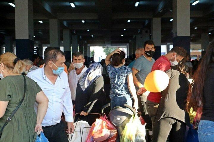 <p>T&uuml;m T&uuml;rkiye&rsquo;de korona Vir&uuml;s (Covid-19) vaka sayısında artış yaşanırken, d&uuml;n Antalya&rsquo;daki bir kapalı semt pazarında tedirgin eden g&ouml;r&uuml;nt&uuml;ler oluştu. Muratpaşa il&ccedil;esine bağlı Cumhuriyet Mahallesi&rsquo;ndeki semt pazarında alışveriş yoğunluğu yaşandı.</p>
