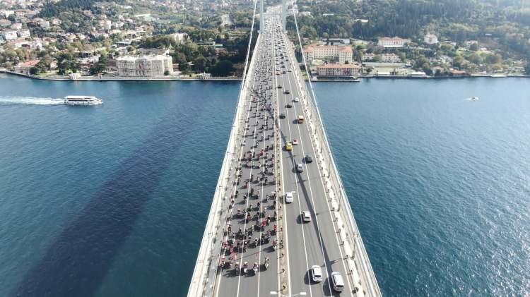 <p> Cumhuriyetin ilan edilişinin 97’nci yıldönümünde yüzlerce motosikletli, 29 Ekim Cumhuriyet Bayramı’nı kutlamak için bir araya geldi. Türk bayraklarıyla donattıkları araçlarıyla, Bağdat Caddesi Suadiye’de toplanan motosikletliler, coşkuyla 15 Temmuz Şehitler Köprüsü’nü geçerek Edirnekapı Şehitliği’ne geldi. Bağdat Caddesi’ndeki vatandaşlar da motosikletlileri ilgiyle izledi. Kimi vatandaş o anları cep telefonu kameralarıyla kaydetti. Edirnekapı Şehitliği’nde Türk Bayrağı açarak saygı duruşunda bulunan sürücüler, burada İstiklal Marşı ve andımızı okudu. Motosikletliler daha sonra dua okuyarak, şehitlikten ayrıldı. Türk Bayraklarıyla süslenen yüzlerce motosikletin 15 Temmuz Şehitler Köprüsü’nden geçişi, havadan da fotoğraflandı.</p>
