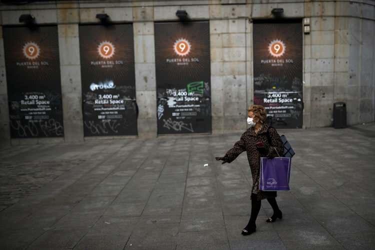 <p>Yeni tip koronavirüs (Kovid-19) salgınında 1 milyonu aşan vaka sayılarının her geçen gün hızla arttığı İspanya'da sol koalisyon hükümeti, Kanarya Adaları dışında ulusal çapta olağanüstü hal (OHAL) ilan etti. </p>

<p> </p>
