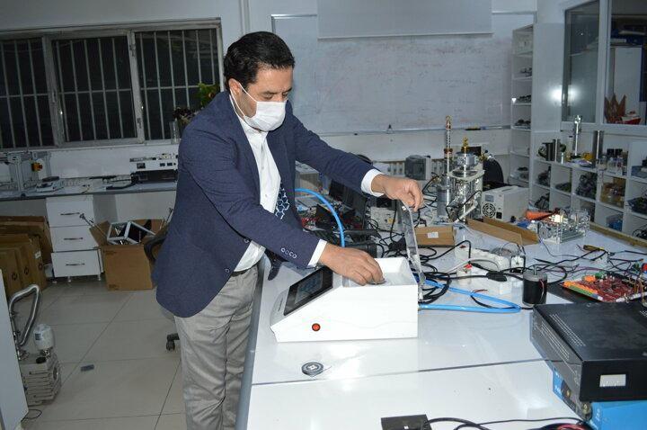 <p>Ürettikleri cihazla organik bir malzemeyi herhangi bir yüzeye kolaylıkla kaplayabildiklerini belirten Prof. Dr. Yakuphanoğlu, "Kapladıktan sonra bununla farklı elektronik aygıtlar yapabilirsiniz. Örneğin organik güneş pili, ışık yayan diyot. Yani elektroniğin temeli olan bütün aygıtları organik malzemeden kolaylıkla yapabilirsiniz.</p>