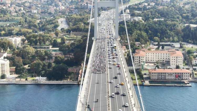 <p>"GELENEKSEL OLARAK BU KORTEJİ YAPIYORUZ"</p>

<p>Motosiklet sürücülerinden Yalçın Bartsis, "Biz zaten her 29 Ekim’de Türkiye Motosiklet Platformunun önderliğinde İstanbul’daki bütün motorcular geleneksel olarak bu korteji yapıyoruz. Bu sene yine bu amaçla bir araya geldik. Pandemi dolayısıyla önlemlerimizi almaya çalıştık. Sosyal mesafeyi korumaya çalışıyoruz. Ama maalesef bu coşku bazen bu kuralları bozuyor. Her sene, Bağdat Caddesi’nden başlayıp, Edirnekapı Şehitliği’ne kadar bu sürüşü gerçekleştireceğiz" ifadelerini kullandı.</p>
