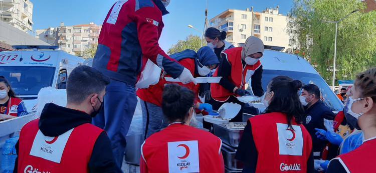 <p>Depremin hemen ardından Türk Kızılay öncü ekipleriyle bölgeye sevk edilen 17 mobil ikram aracı, evleri yıkılan veya ağır hasar alan afetzedelere sıcak yemek ve içecek hizmeti veriyor.</p>

<p> </p>
