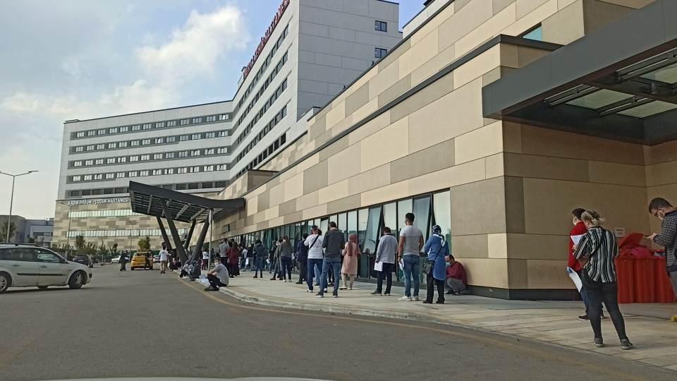 <p>Özellikle Bursa, Balıkesir, Çanakkale gibi illerden gelen Covid 19'lu hastaların kabul edildiği, Güney Marmara'nın Covid merkezi Bursa Şehir Hastanesi'nde Erişkin Acil ve Travma Acil servisleri Covid Acil ve Covid 19 Polikliniği'ne dönüştürüldü. Ayrıca hastane bahçesine de dev sahra çadırı yerleştirildi.</p>
<p> </p>