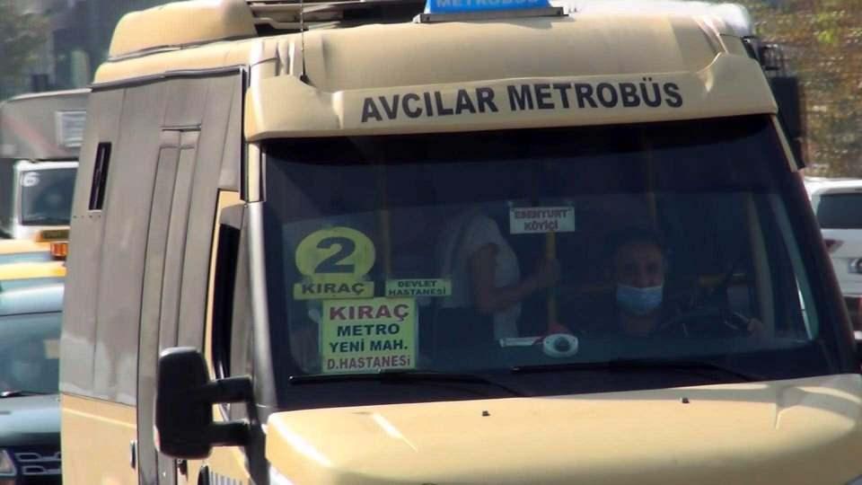 <p><strong>“Minibüslerde virüse bile yer yok”</strong><br />
</p>
<p>Vatandaşlar ise denetleme olmadığından dert yanarak, zorunluluktan binmek zorunda kalıyoruz diye kendilerini savundu. Minibüsten inen bir vatandaş ise, ”Bazı minibüsler kurallara uyarken, bazıları hiç uymuyor. Virüse bildiğin yer yok. Maske var ama sosyal mesafeye hiç uyulmuyor. Vatandaşlarımızda çok duyarsız. Bir yerde uygulama olsa cep telefonuyla haber veriyorlar o yolu kullanma diyorlar. Dezenfekte koymuşlar dolmuşlara ama içinde su var. Şoför dolmuşta sigara içiyor maske bile takmıyor” dedi.</p>