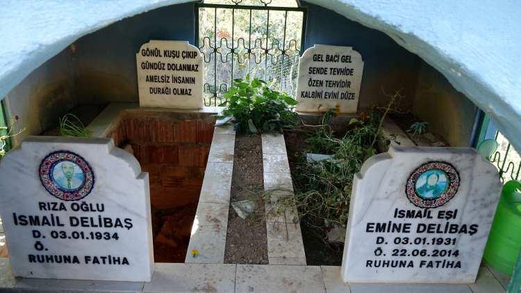 <p>Kendi kazdığı mezarını türbeye çeviren Delibaş, mezar taşını da hazırladı. Ölüm tarihini boş bıraktığı mezar taşına, ‘ruhuna Fatiha’ yazan Delibaş, türbe mezara 6 yıl önce vefat eden eşi Emine Delibaş’ı defnetti. </p>

