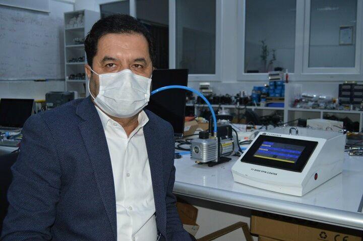 <p>Fırat Üniversitesi Fizik Bölümü Öğretim Üyesi Prof. Dr. Fahrettin Yakuphanoğlu ve ekibi tarafından Teknokent çatısı altında 2 yıllık Ar-Ge çalışmasıyla Türkiye'de ilk defa organik malzemelerin ambalajlanmasında kullanılan 'spin kaplama cihazı' üretildi. </p>