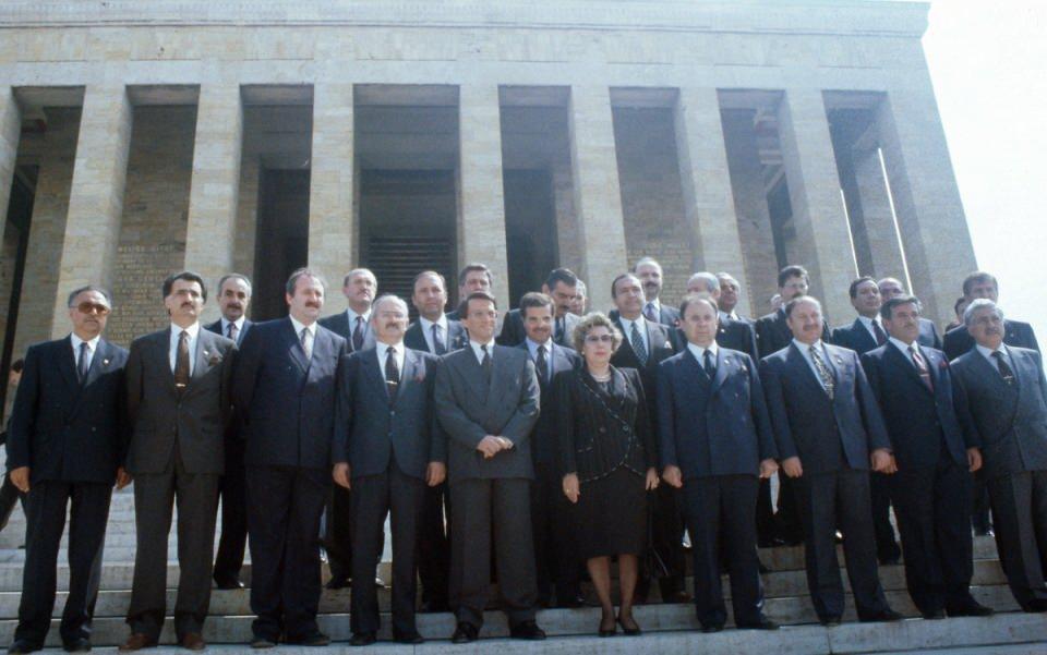 <p>Mesut Yılmaz 15 Haziran ANAP Kongresinde Başbakan Yıldırım Akbulut' a karşı genel başkan seçildi. Yılmaz ertesi gün Anıtkabir'e gitti.</p>

<p> </p>
