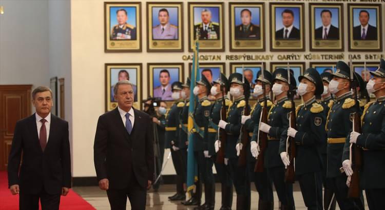 <p>Bölgedeki tüm yoğun gelişmelere rağmen fırsat bulup Kazakistan'a gelen Akar'a teşekkürlerini ileten Yermekbayev, "Dost ve kardeş ülkeler olarak ilişkilerimizi daha da geliştirmemiz gerekir." diye konuştu.</p>

<p> </p>
