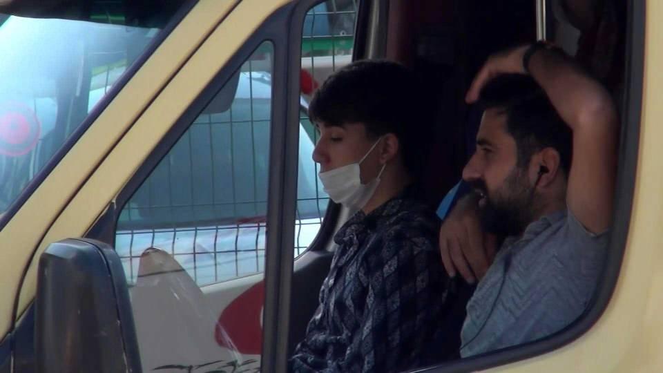<p>Maske takmayan minibüs şoförleri ile sosyal mesafeyi hiçe sayan yolcular korona virüse davet çıkardı. Esenyurt minibüs hattında çekilen görüntülerde sınırlı sayıda yolcu alması gereken minibüsler tıklım tıklım görüntülendi. </p>
<p> </p>