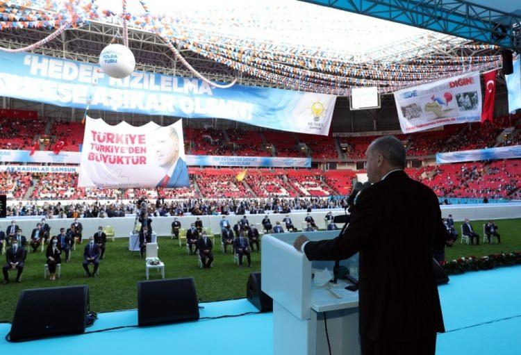 <p>Samsun 19 Mayıs Stadyumu&rsquo;nda d&uuml;zenlenen AK Parti Samsun 7. Olağan İl Kongresi&rsquo;ne katılan Cumhurbaşkanı Erdoğan, AK Parti 7. Olağan Kongresi&rsquo;nin kritik bir d&ouml;n&uuml;m noktası teşkil edeceğini belirterek, &ldquo;Samsun&rsquo;dan bu &ouml;nemli kavşakta &ccedil;ok daha fazla destek bekliyorum&rdquo; diye konuştu.<br />
&nbsp;</p>
