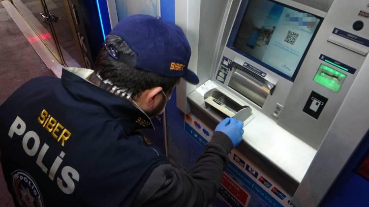 <p>Samsun'da dolandırıcıların bir bankanın ATM'sinin içine ve dışına yerleştirdiği 'gizli kameralı düzenek' ele geçti.</p>
