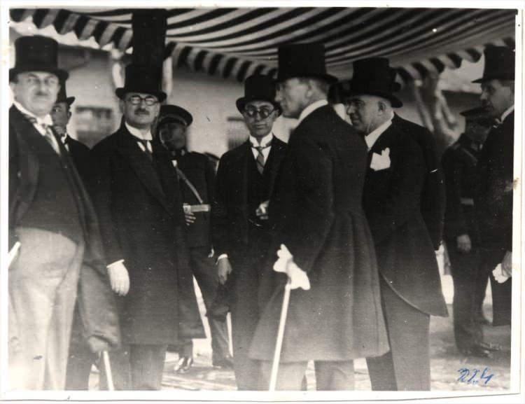 <p>Genelkurmay Başkanlığı, arşivlerindeki az bilinen Atatürk ve kutlama fotoğraflarını paylaştı. Albümde, Atatürk'ün bir törende çekilen fotoğrafı da yer aldı.</p>
