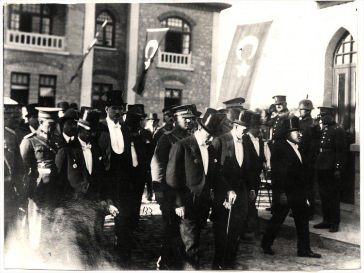 <p>Atatürk'ün Türkiye Büyük Millet Meclisinden çıkarken çekilen fotoğrafı.</p>
